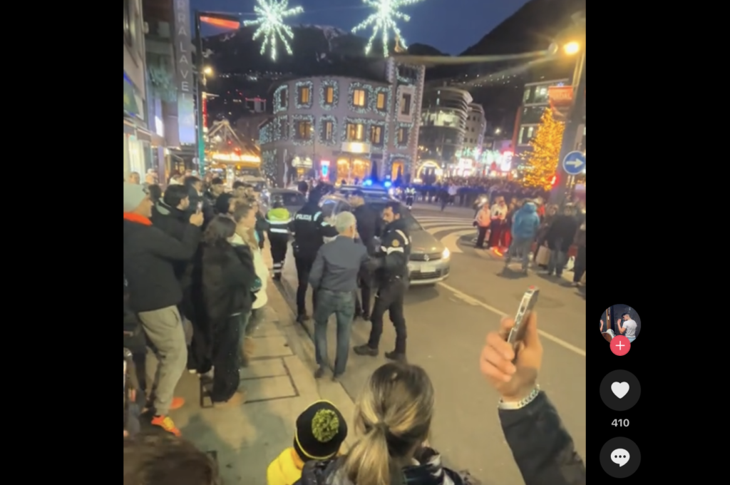 Moment en el que la policia s'emporta el creper de la Rotonda. Foto: TikTok.