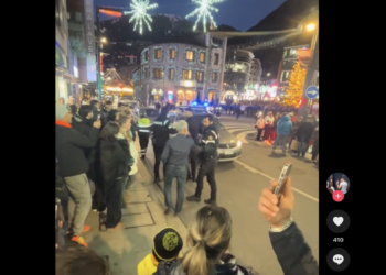Moment en el que la policia s'emporta el creper de la Rotonda. Foto: TikTok.