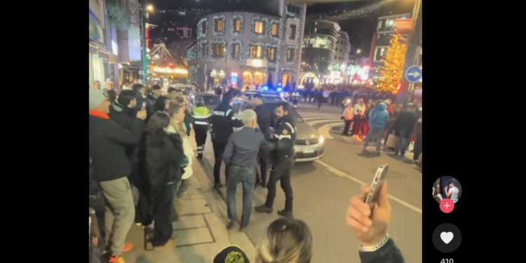 Moment en el que la policia s'emporta el creper de la Rotonda. Foto: TikTok.