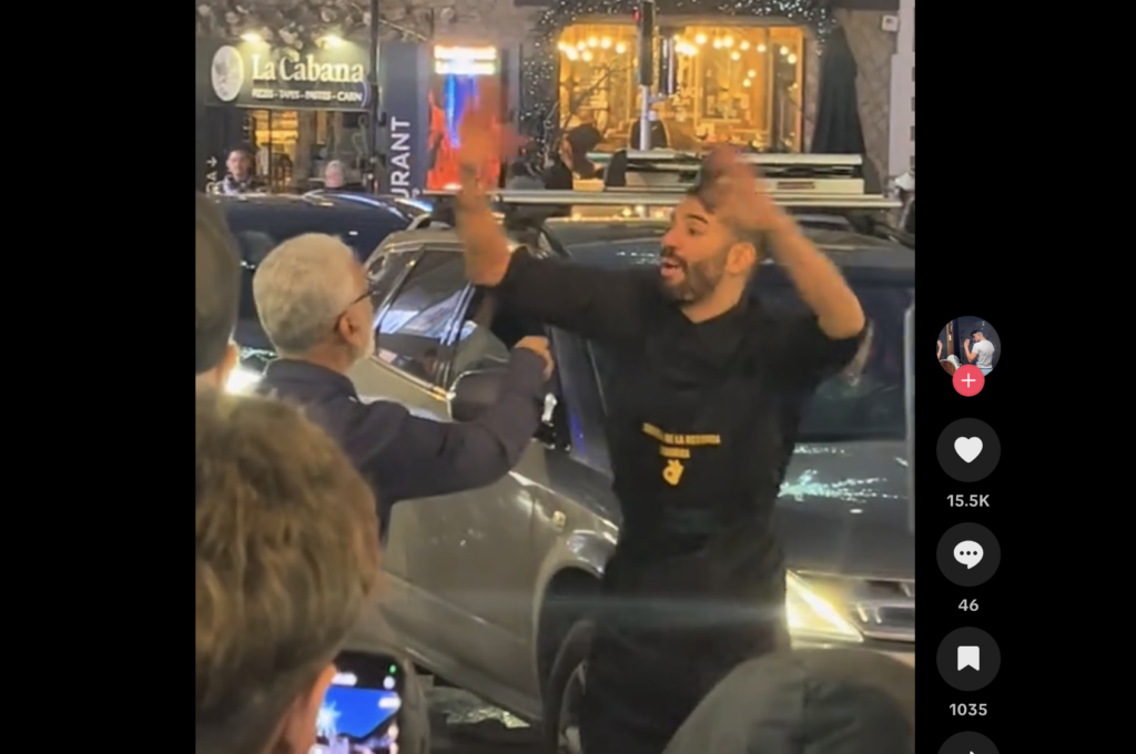 Un moment de l'acció del Creper de la Rotonda. Foto: TikTok.