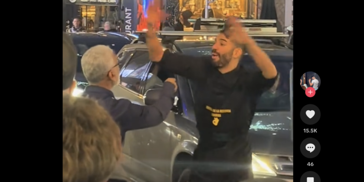 Un moment de l'acció del Creper de la Rotonda. Foto: TikTok.