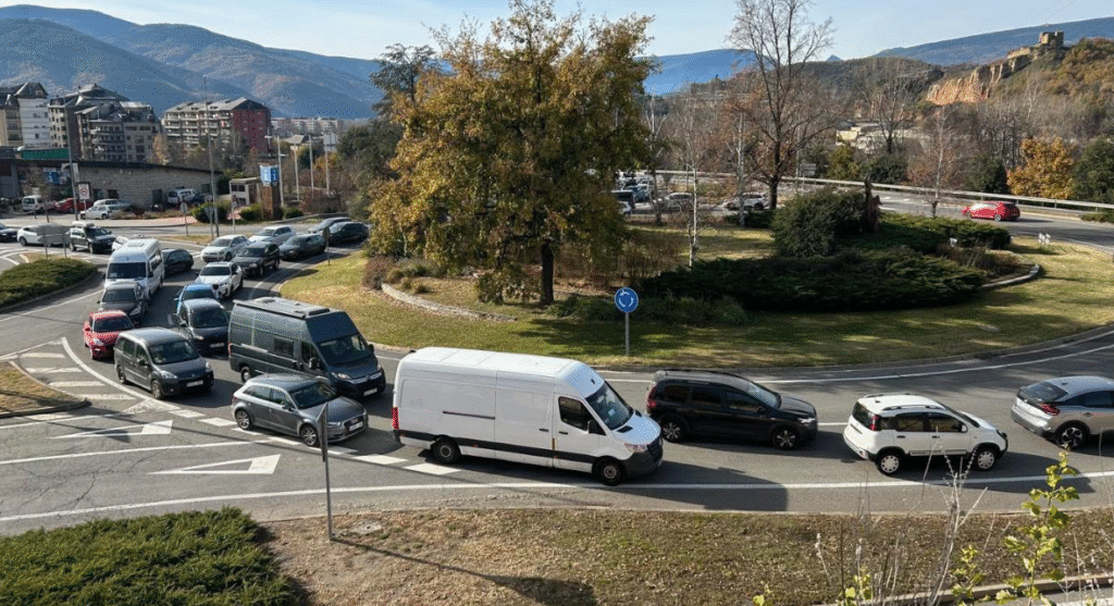 Cues a la rotonda de la Seu que connecta amb Andorra.