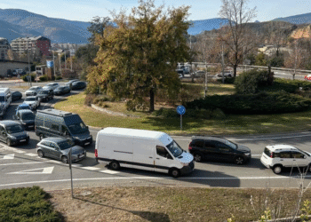 Cues a la rotonda de la Seu que connecta amb Andorra.
