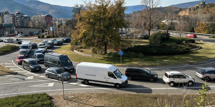 Cues a la rotonda de la Seu que connecta amb Andorra.