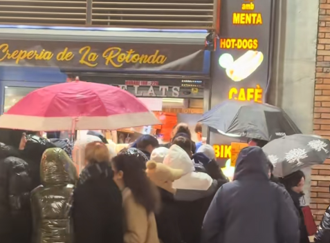 Cues a la creperia de la Rotonda.