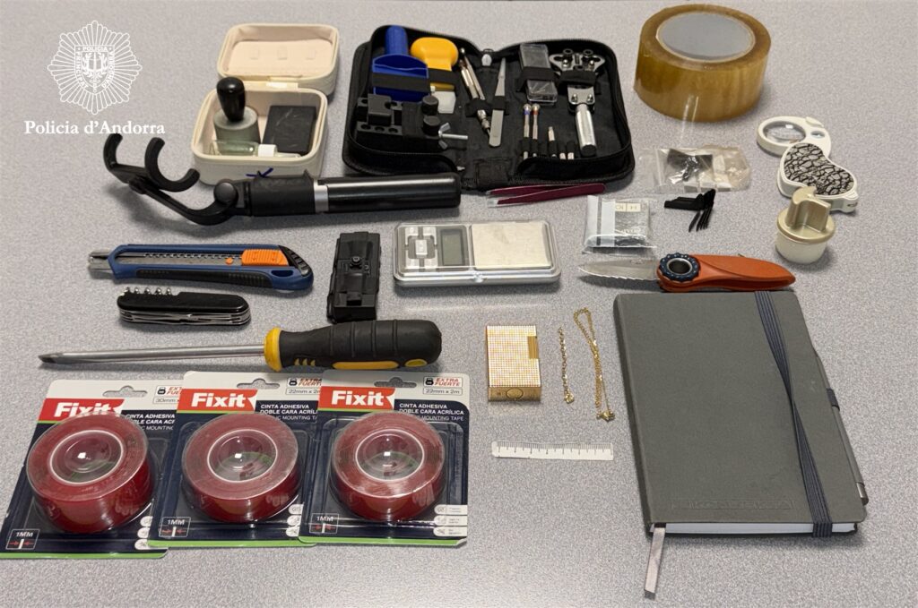 Els estris que feien anar per robar en els trasters. Foto: Policia d'Andorra