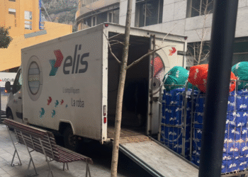 El camió descarregant mercaderies a Andorra la Vella.