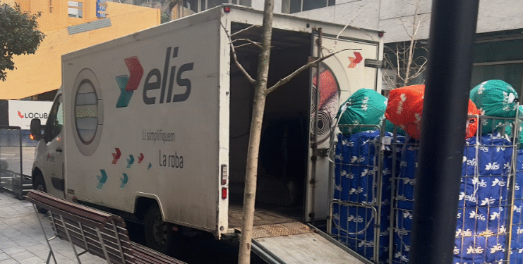 El camió descarregant mercaderies a Andorra la Vella.