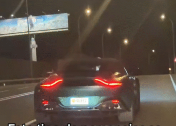 El cotxe fent maniobres temeràries a la carretera.