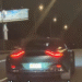 El cotxe fent maniobres temeràries a la carretera.