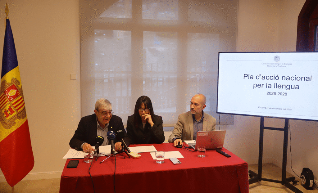 Els presidents del Consell Nacional de la Llengua, Ladislau Baró i Mònica Bonell, i el director del departament de Política Lingüística, Joan Sans.