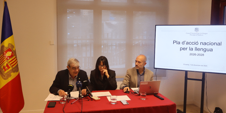 Els presidents del Consell Nacional de la Llengua, Ladislau Baró i Mònica Bonell, i el director del departament de Política Lingüística, Joan Sans.
