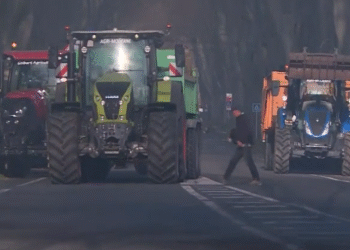 Tractors francesos a la carretera.