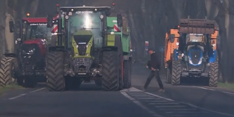 Tractors francesos a la carretera.