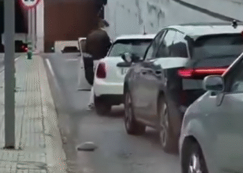 Un conductor trenca el retrovisor d'un cotxe per una discussió de trànsit.