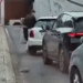 Un conductor trenca el retrovisor d'un cotxe per una discussió de trànsit.