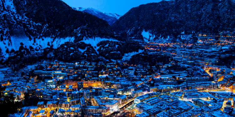 Andorra la Vella suspèn les autoritzacions per rètols i pantalles lluminoses a l’espai públic