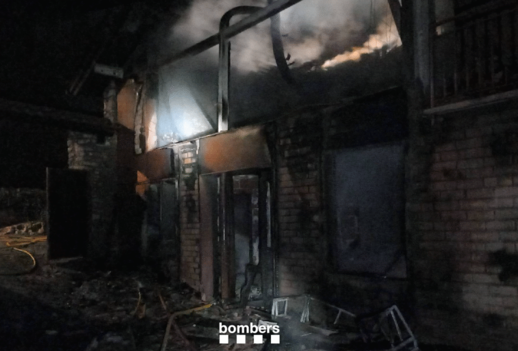 Incendi en una casa d'Ansovell (Foto: Bombers Generalitat)