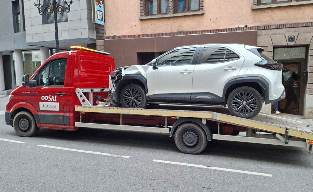 La grua emportant-se un vehicle sinistrat.