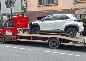 La grua emportant-se un vehicle sinistrat.