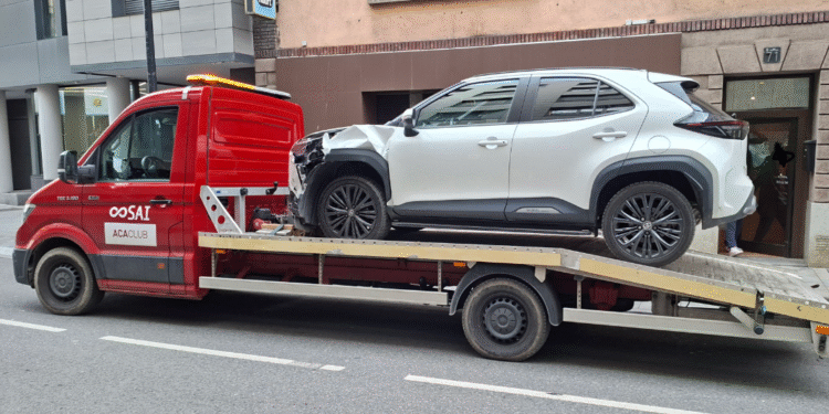 La grua emportant-se un vehicle sinistrat.