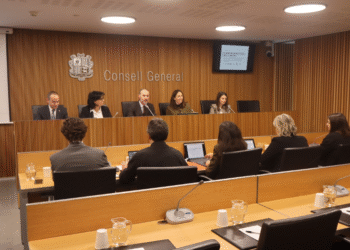 Els cònsols durant la compareixença dels comuns per presentar les propostes d’accions, mesures i millores en l’àmbit de l’ordenació del territori i urbanisme per assegurar un creixement sostenible.
