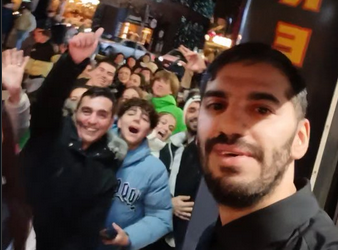 El creper de la Rotonda riu de com la cua bloqueja l’avinguda Meritxell