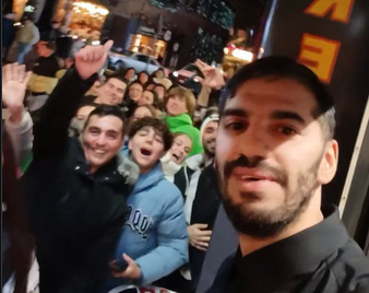 El creper de la Rotonda riu de com la cua bloqueja l’avinguda Meritxell