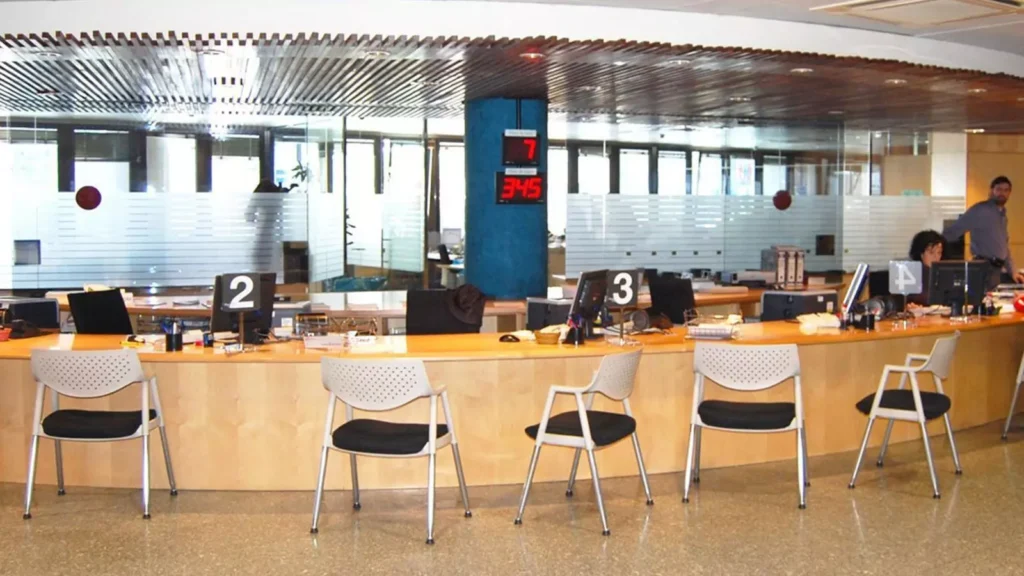 Oficina de tràmits a l'edifici administratiu. Foto: Arxiu.