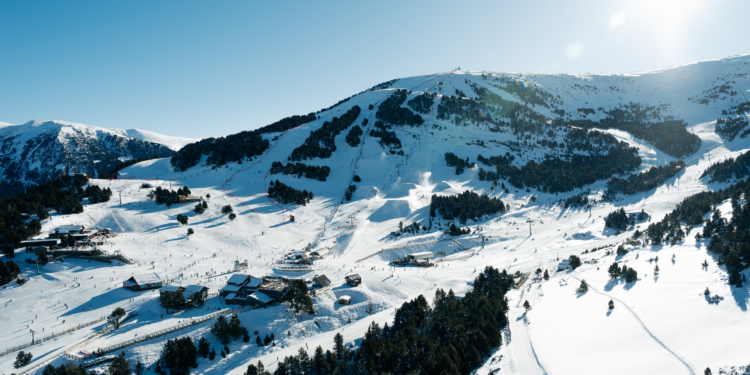 Totes les pistes obertes i gruixos de més d’un metre a les estacions d’esquí