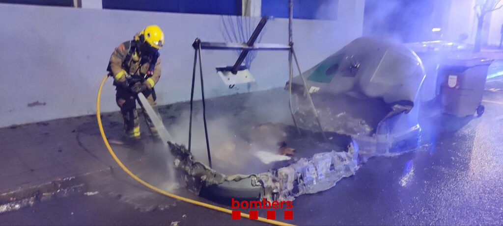 Els bombers treballant sobre el lloc dels fets. Foto: Bombers de la Generalitat