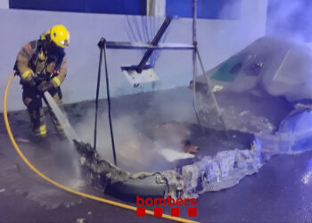 Els bombers treballant sobre el lloc dels fets. Foto: Bombers de la Generalitat