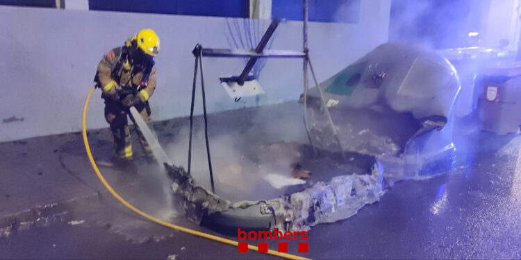 Els bombers treballant sobre el lloc dels fets. Foto: Bombers de la Generalitat