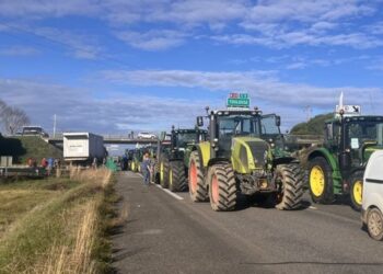 Tall de carretera per part dels pagesos de l'Arieja. Foto: LDM.