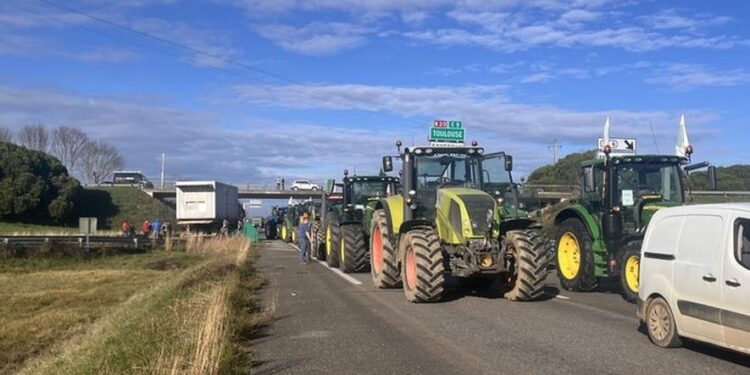 Tall de carretera per part dels pagesos de l'Arieja. Foto: LDM.
