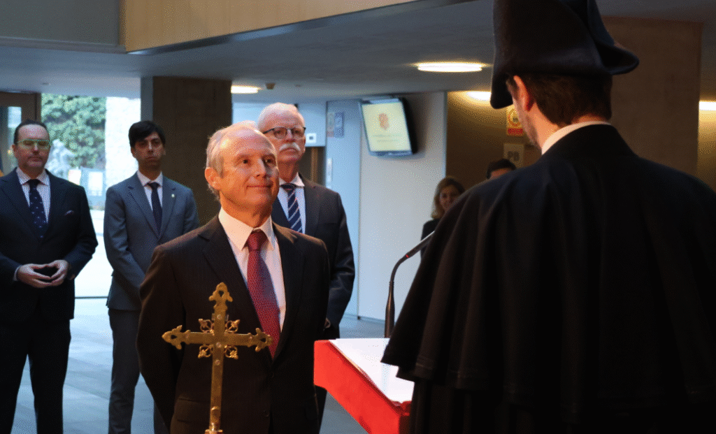 El nou membre del Tribunal Constitucional, Víctor Torre de Silva, durant la jura el càrrec.