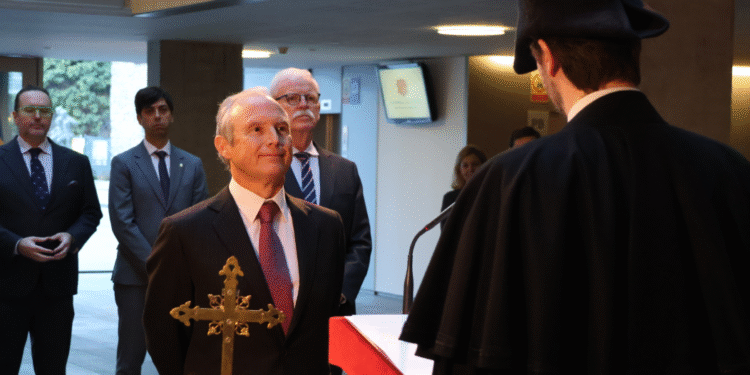 El nou membre del Tribunal Constitucional, Víctor Torre de Silva, durant la jura el càrrec.