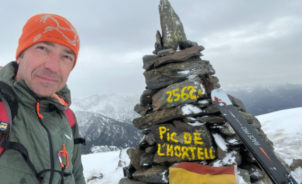 La bandera espanyola a un cim d'Andorra.