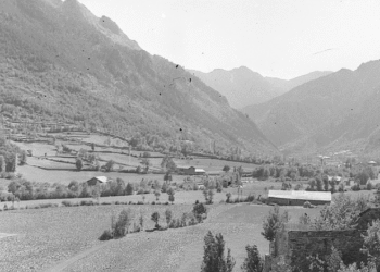 Prats de dall d’Andorra la Vella a la ribera del riu Valira. Dates estimades: 1940-1971.