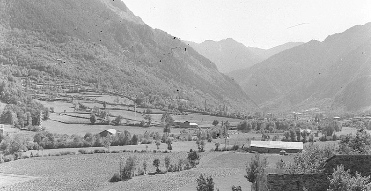 Prats de dall d’Andorra la Vella a la ribera del riu Valira. Dates estimades: 1940-1971.