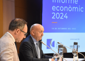 El president de la Cambra de Comerç, Josep Maria Mas, resumeix que la davallada del comerç al detall s’explica perquè els visitants, amb una situació econòmica ajustada, prioritzen gastar en experiències més que en certs productes.