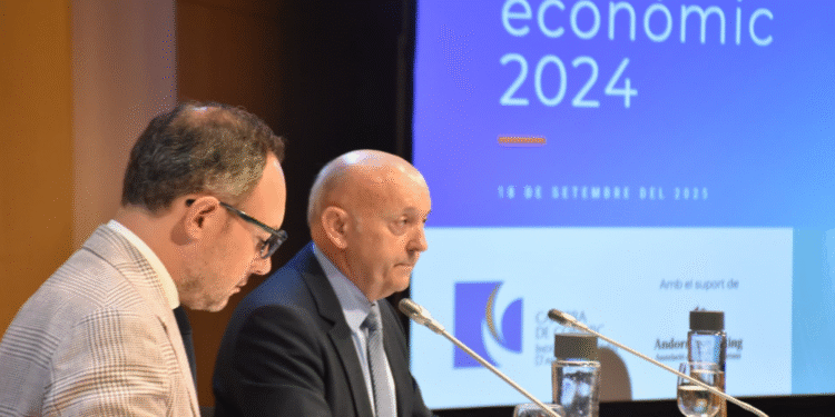 El president de la Cambra de Comerç, Josep Maria Mas, resumeix que la davallada del comerç al detall s’explica perquè els visitants, amb una situació econòmica ajustada, prioritzen gastar en experiències més que en certs productes.