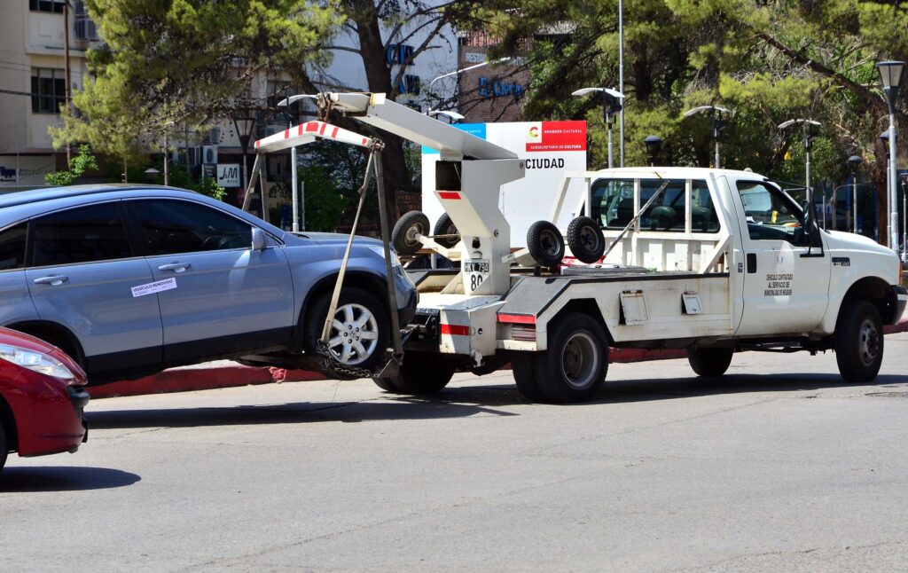 Una grua emportant-se un cotxe. Foto: Google.