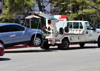 Una grua emportant-se un cotxe. Foto: Google.