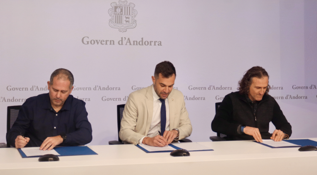 Instants durant la signatura del conveni amb les associacions de taxistes per impulsar i millorar el servei públic que estat formalitzat pel secretari d’Estat de Transició Energètica, Transports i Mobilitat, David Forné; pel president de l’Associació de Taxistes d’Andorra (ATA), Víctor Ambor, i pel president de l’Associació de Taxistes Interurbans, Armando Javier Godoy.