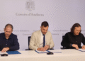 Instants durant la signatura del conveni amb les associacions de taxistes per impulsar i millorar el servei públic que estat formalitzat pel secretari d’Estat de Transició Energètica, Transports i Mobilitat, David Forné; pel president de l’Associació de Taxistes d’Andorra (ATA), Víctor Ambor, i pel president de l’Associació de Taxistes Interurbans, Armando Javier Godoy.