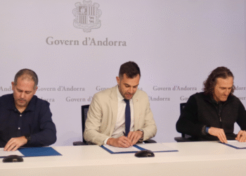 Instants durant la signatura del conveni amb les associacions de taxistes per impulsar i millorar el servei públic que estat formalitzat pel secretari d’Estat de Transició Energètica, Transports i Mobilitat, David Forné; pel president de l’Associació de Taxistes d’Andorra (ATA), Víctor Ambor, i pel president de l’Associació de Taxistes Interurbans, Armando Javier Godoy.