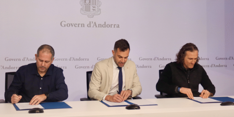 Instants durant la signatura del conveni amb les associacions de taxistes per impulsar i millorar el servei públic que estat formalitzat pel secretari d’Estat de Transició Energètica, Transports i Mobilitat, David Forné; pel president de l’Associació de Taxistes d’Andorra (ATA), Víctor Ambor, i pel president de l’Associació de Taxistes Interurbans, Armando Javier Godoy.