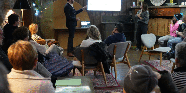 Els cònsols de Sant Julià de Lòria durant la reunió amb els veïns de Juberri.