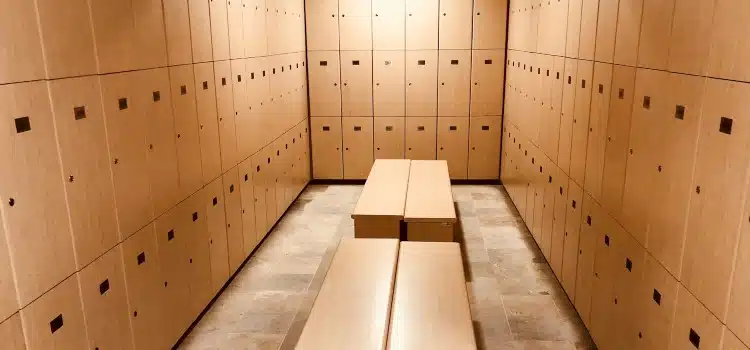 El conflicte va tenir lloc en un vestidor. Foto: Google.